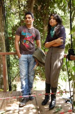 Is Jungle Se Mujhe Bachao Hosts - Mini and Yudi
